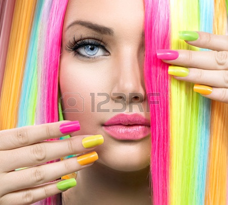 29245123-fille-de-beaute-avec-le-maquillage-colore-portrait-cheveux-et-vernis-a-ongles.jpg