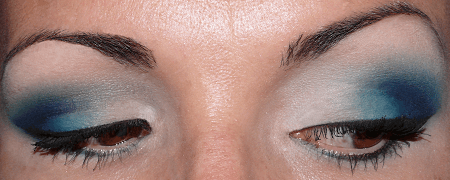 Maquillage mat turquoise.png