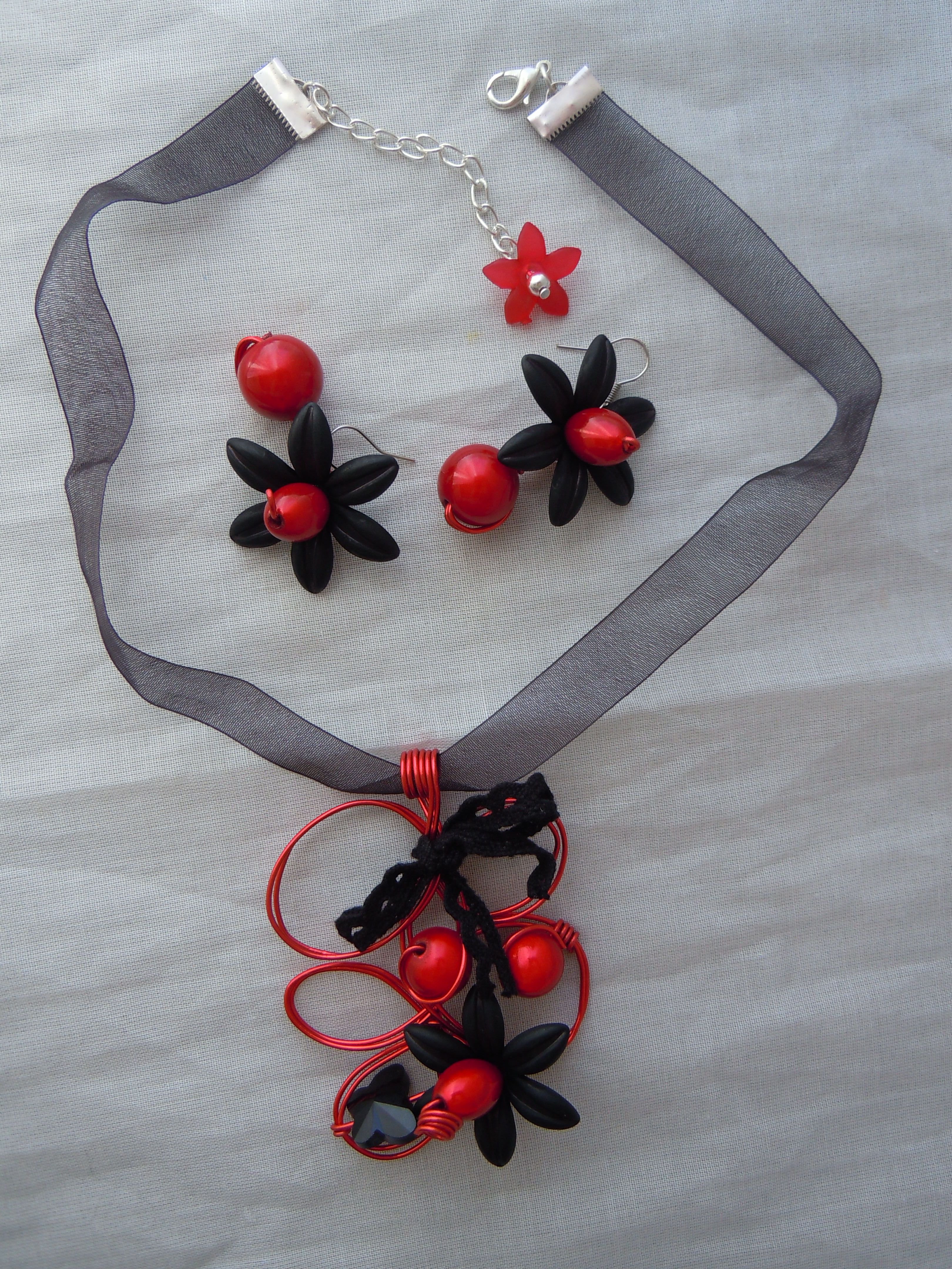 parure noire rouge perles organza 1.JPG