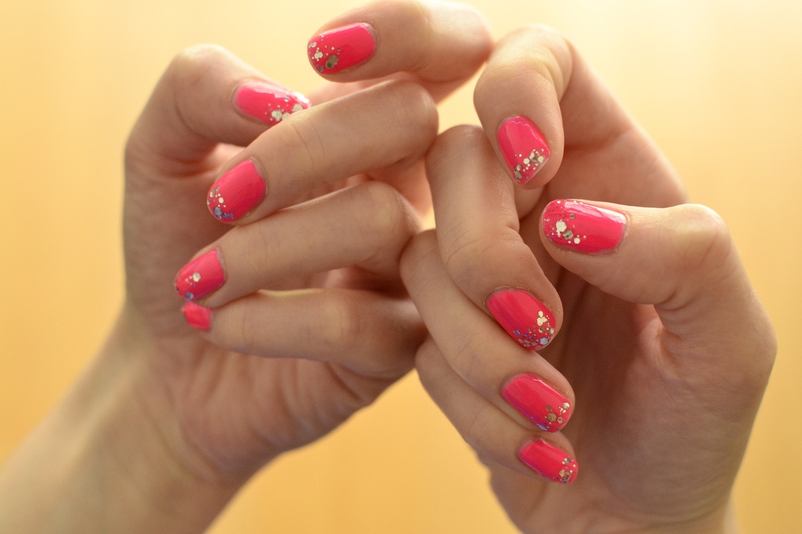 STYLETRACES-neon disco nails-03.JPG