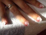 pose gel  french bicolor blanche  corail avec trait liner blanc et pailleté argent.jpg