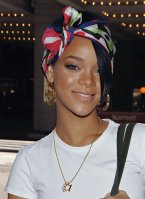 Coiffure-de-star-le-foulard-dans-les-cheveux-de-Rihanna-en-2007_portrait_w674.jpg