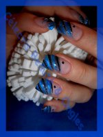 ongles traits bleus noir paillette.jpg