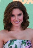 Les-cheveux-mi-longs-ondules-de-Sophia-Bush-en-Aout-2008_portrait_w674.jpg
