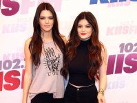Kylie-et-Kendall-Jenner-vont-s-ecltater-entre-saeurs-a-Malibu-cet-ete_exact810x609_l.jpg Kylie-et-Kendall-Jenner-vont-s-ecltater-entre-saeurs-a-Malibu-cet-ete_exact810x609_l.jpg